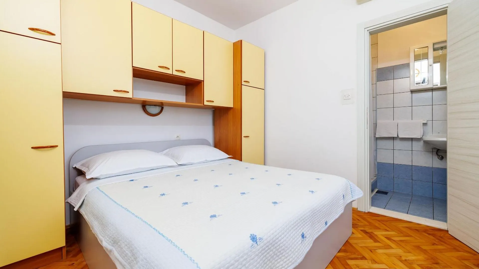 Apartments Ivan C Lopar