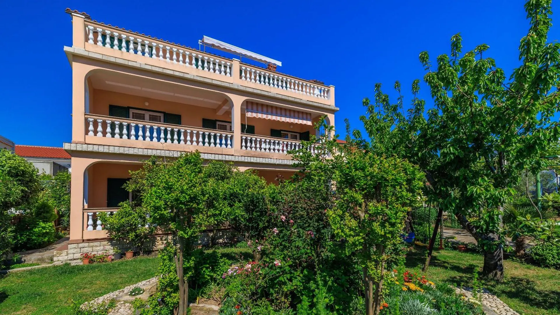 Apartments Ivan C Lopar