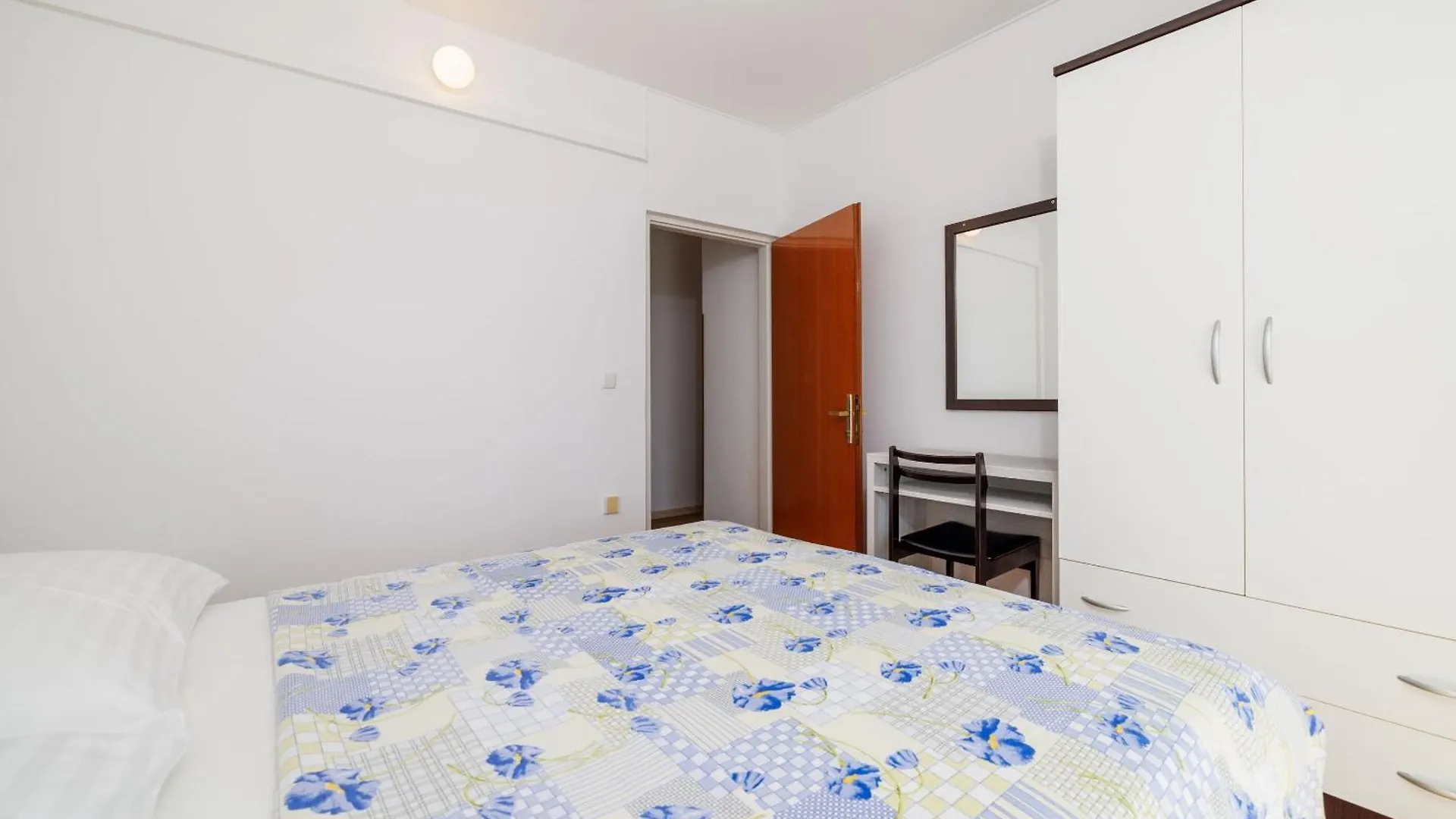 Apartments Ivan C Lopar