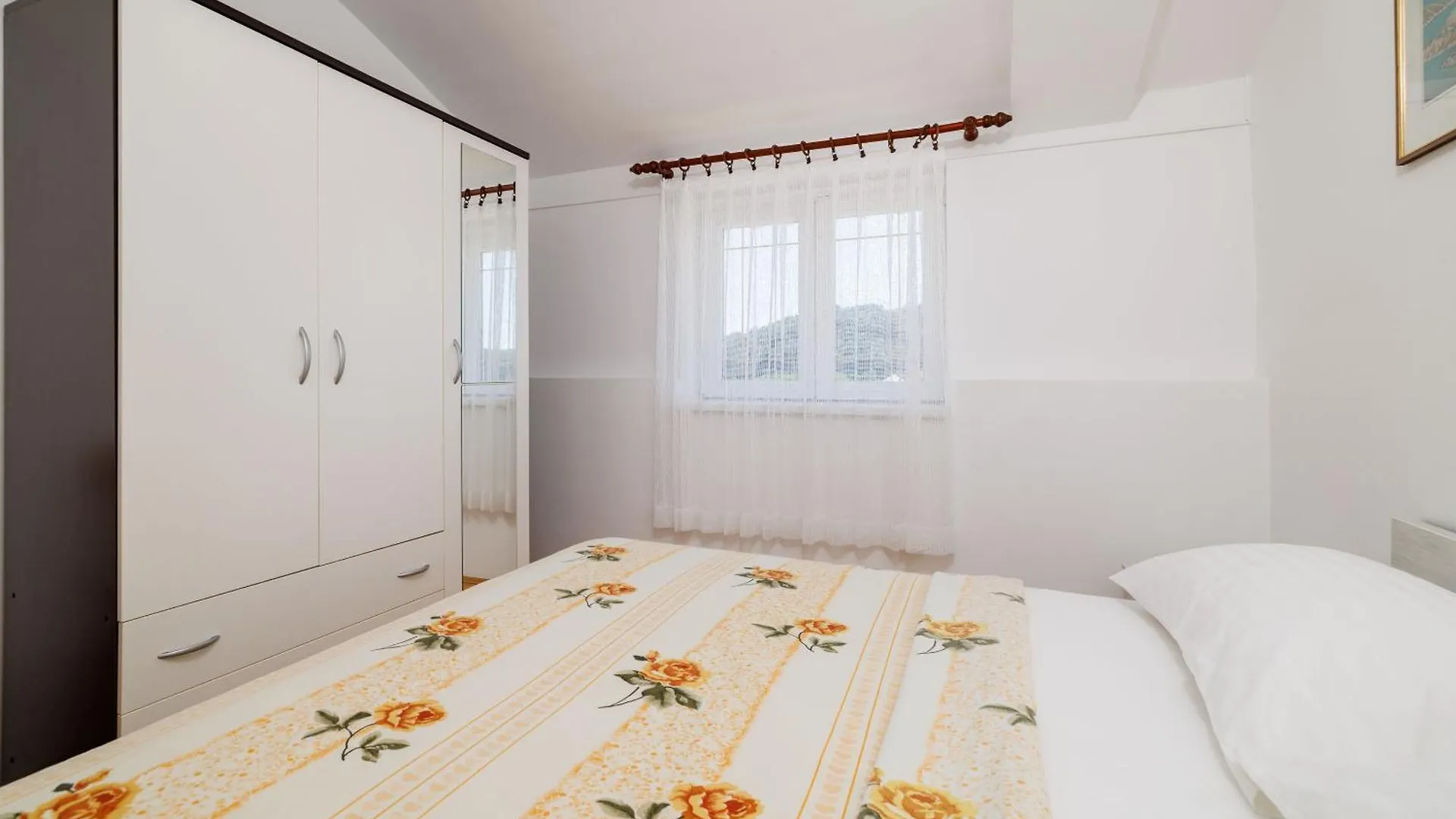 Apartments Ivan C Lopar