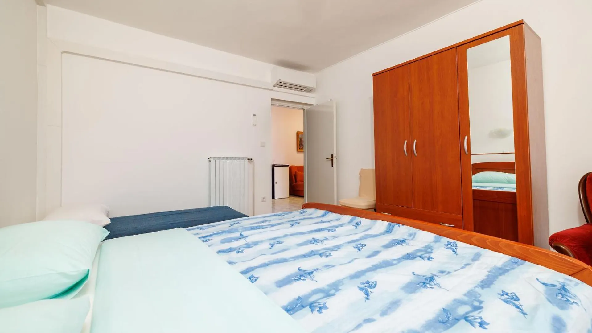 Apartments Ivan C Lopar