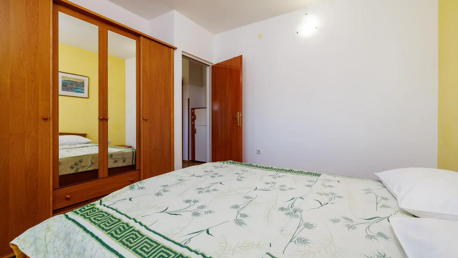 Apartments Ivan C Lopar