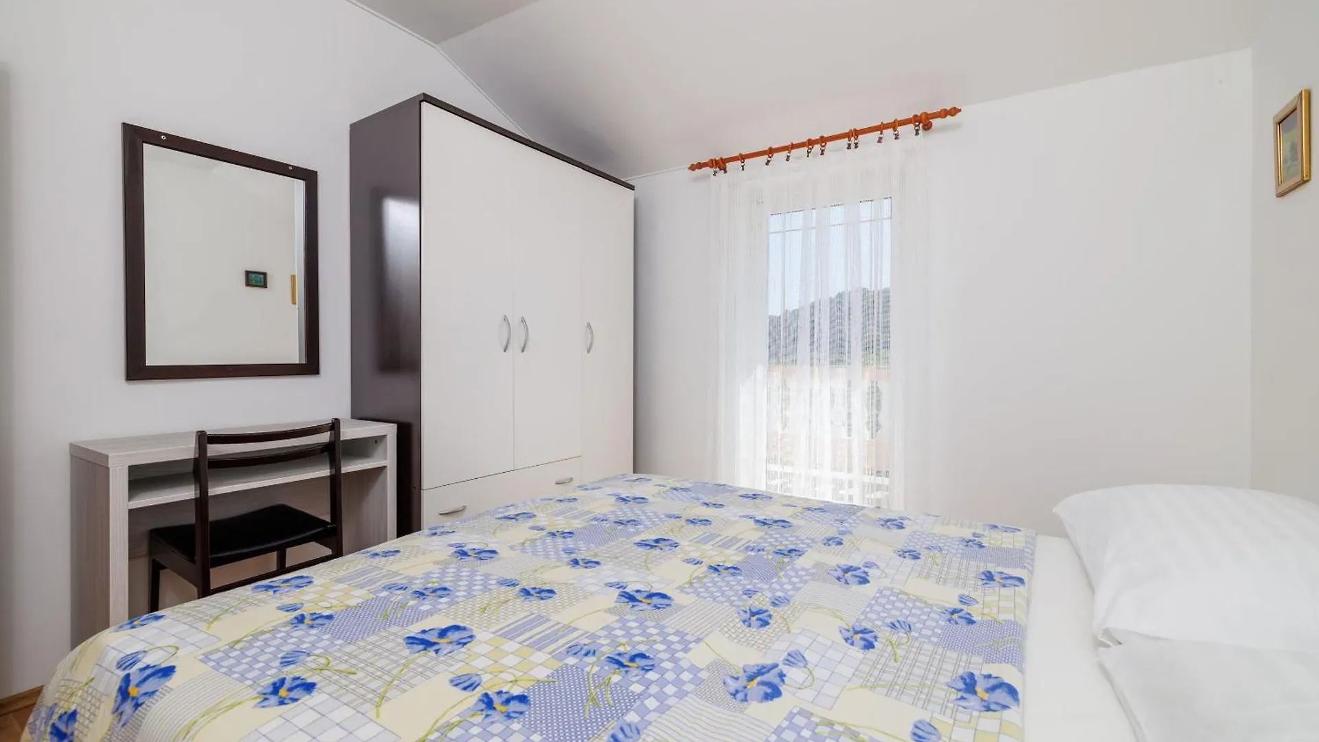 Apartments Ivan C Lopar