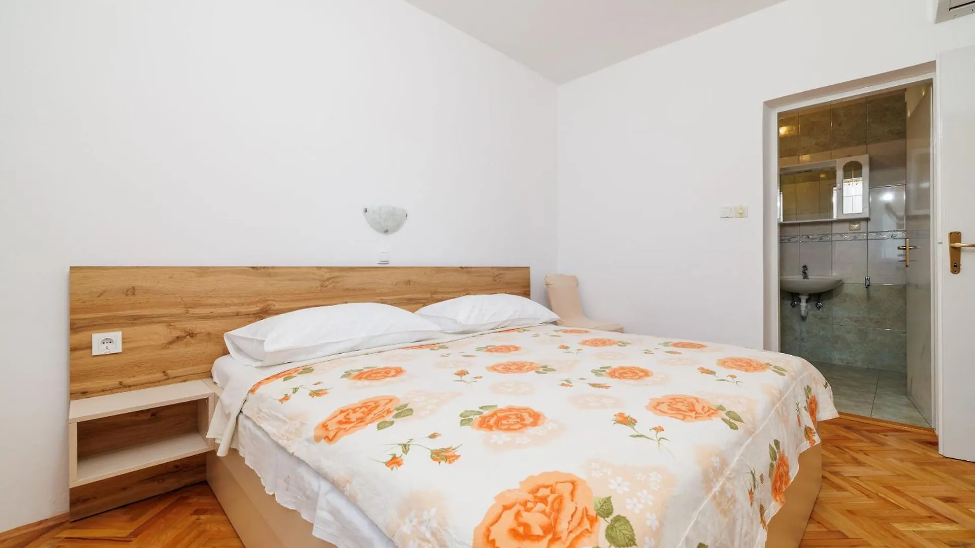 Apartments Ivan C Lopar