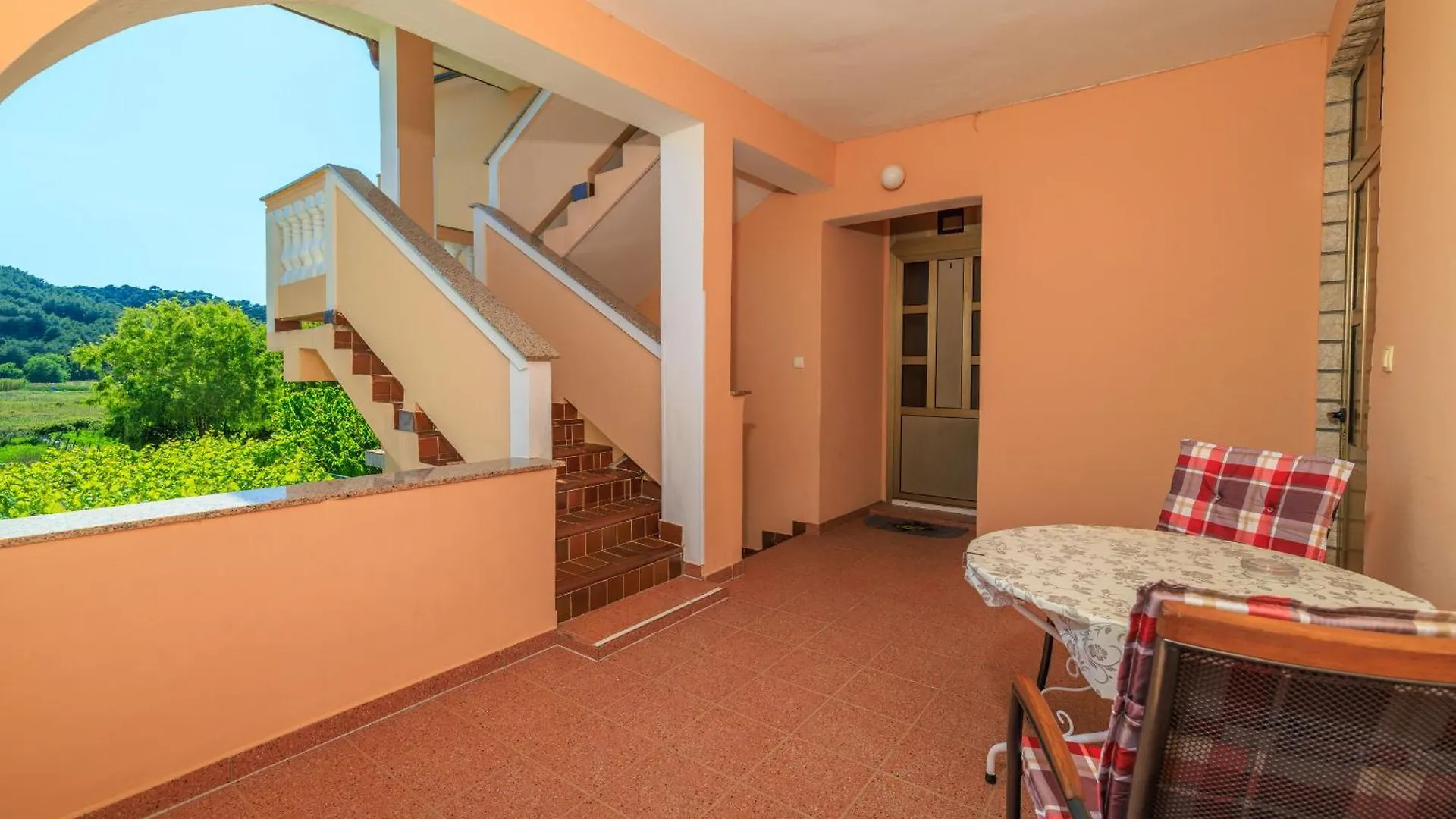 Apartments Ivan C Lopar
