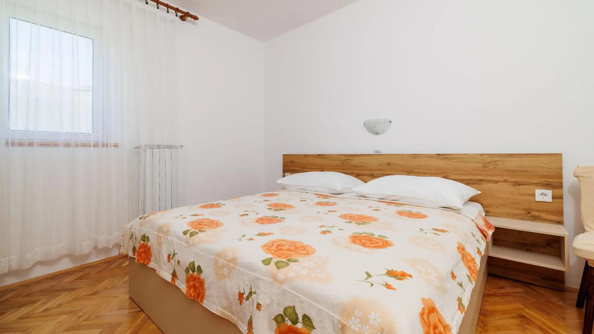 Apartments Ivan C Lopar
