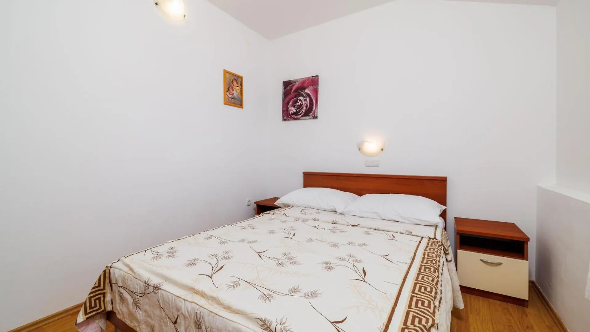 Apartments Ivan C Lopar