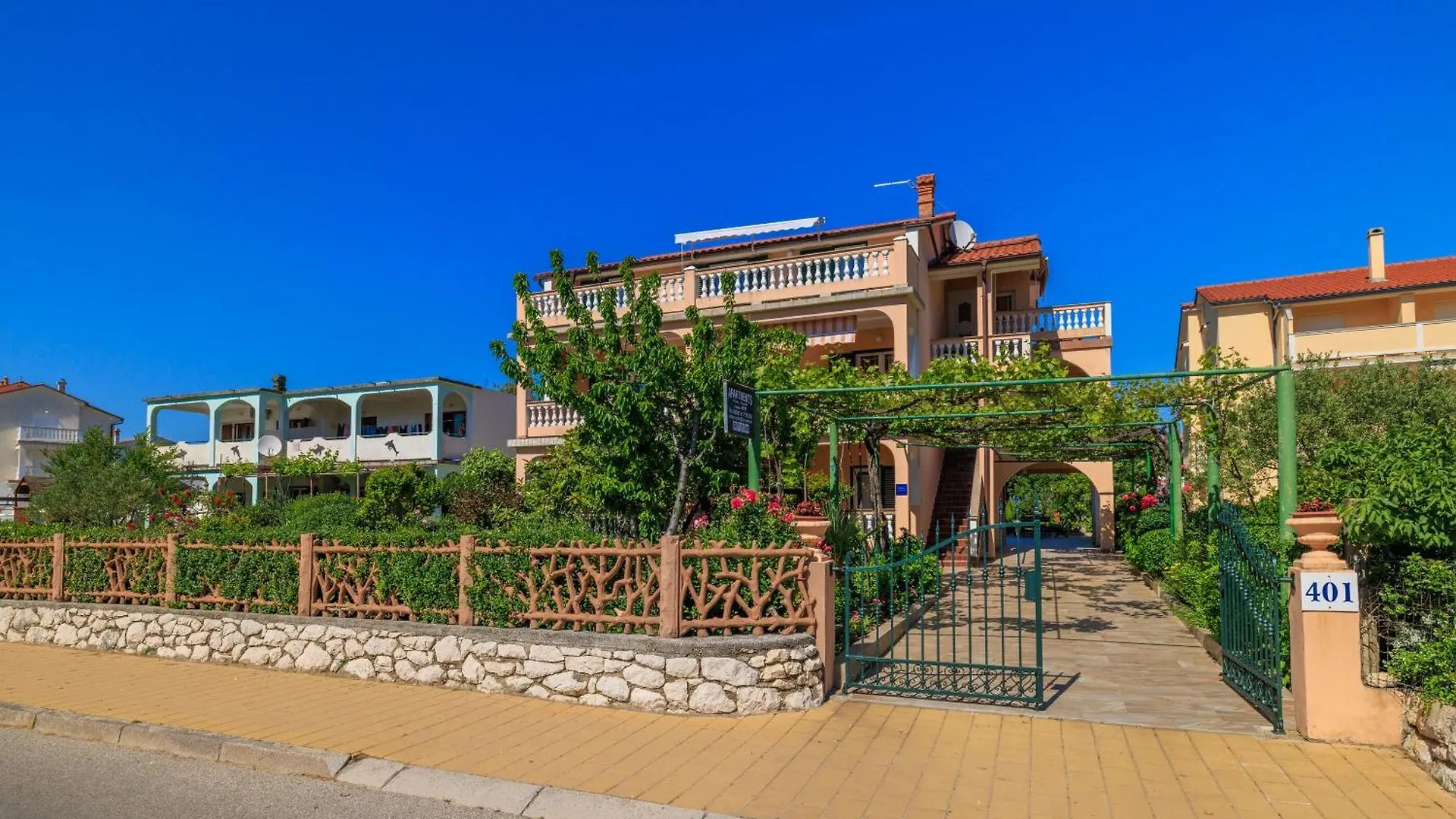 Apartments Ivan C Lopar