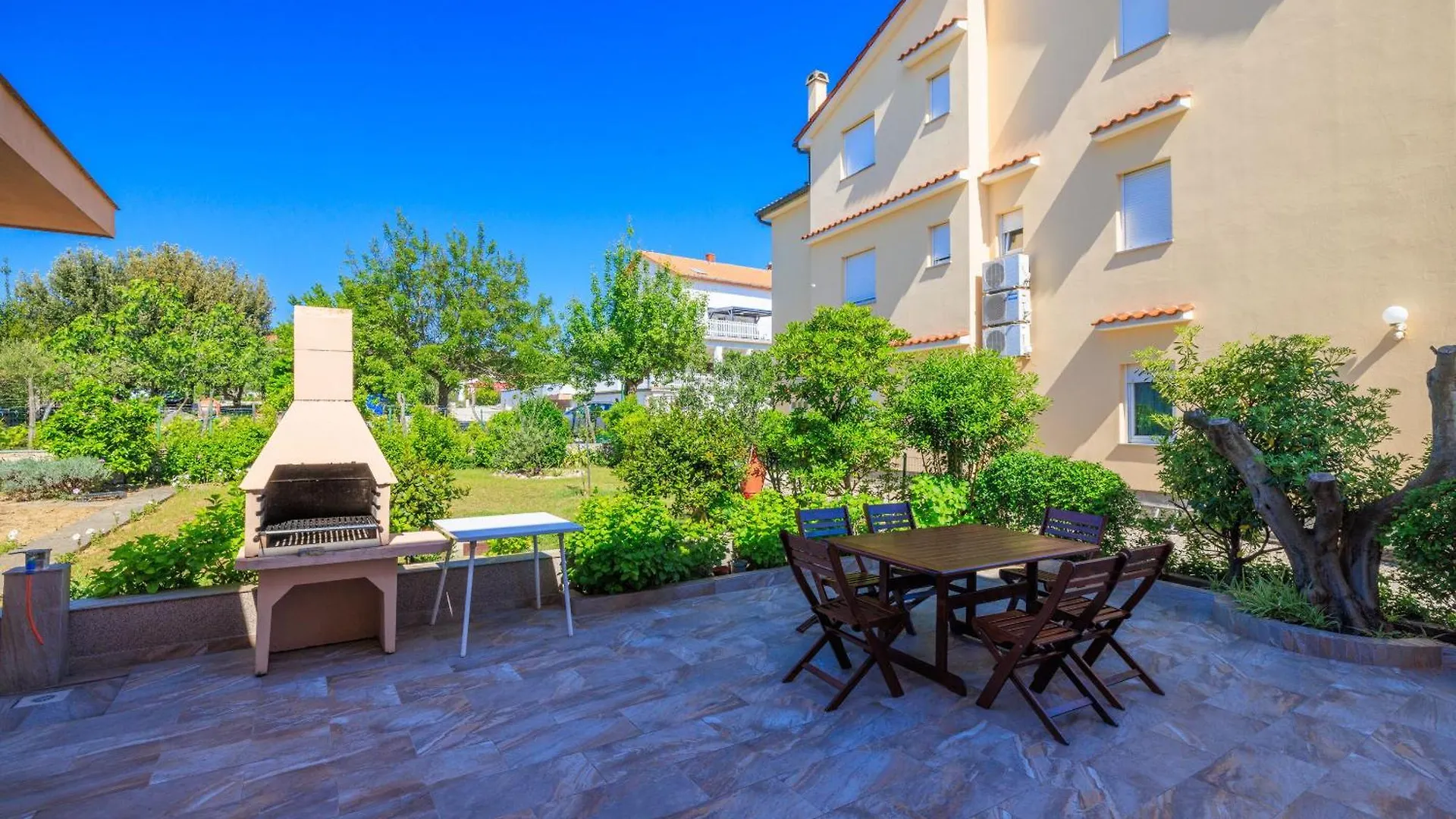 Apartments Ivan C Lopar