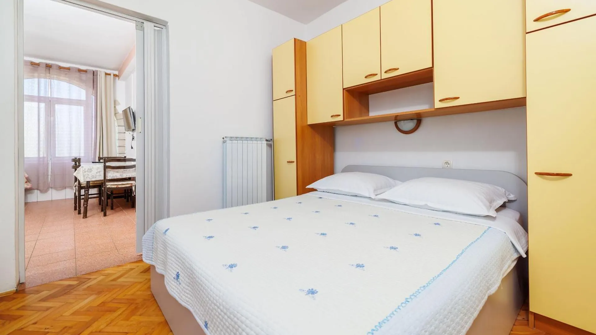 Apartments Ivan C Lopar