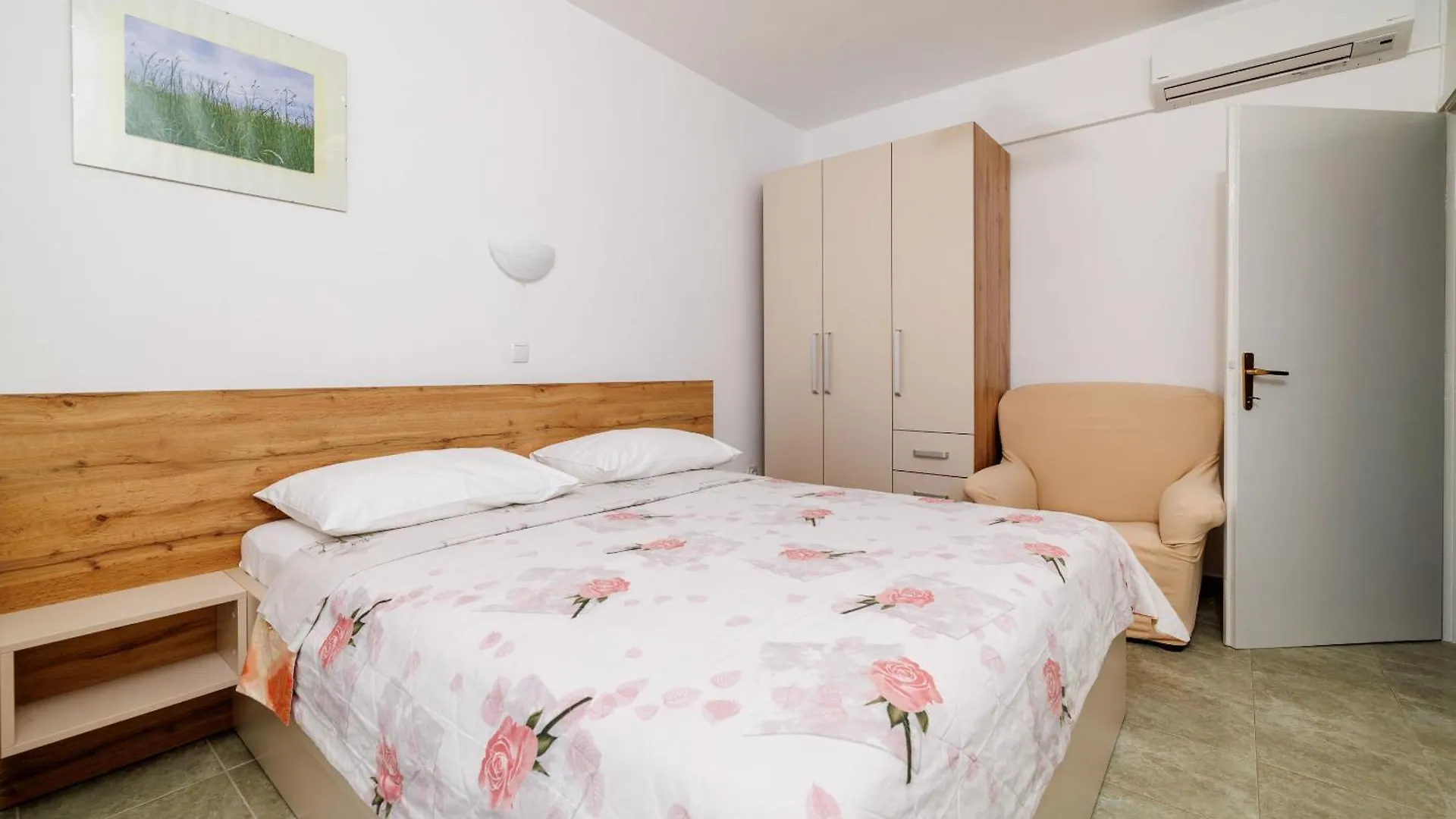 Apartments Ivan C Lopar