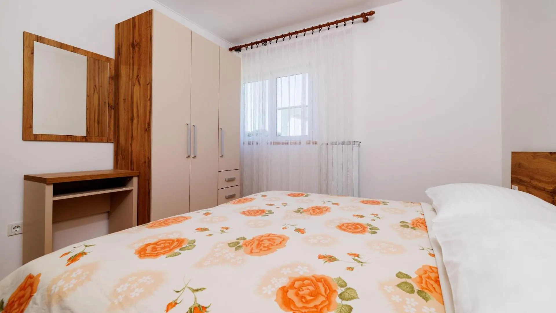 Apartments Ivan C Lopar